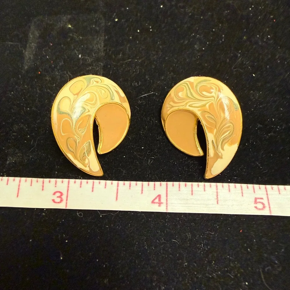 Vintage‎ Abstract Swirl Enamel Stud Earrings Gold Tone Tan Cream Marbled Retro